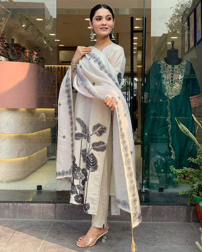 Beautifully designed that seamlessly combines tradition kurta set