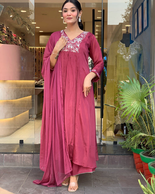 Elegent Beautifully designed that seamlessly combines tradition kurta set