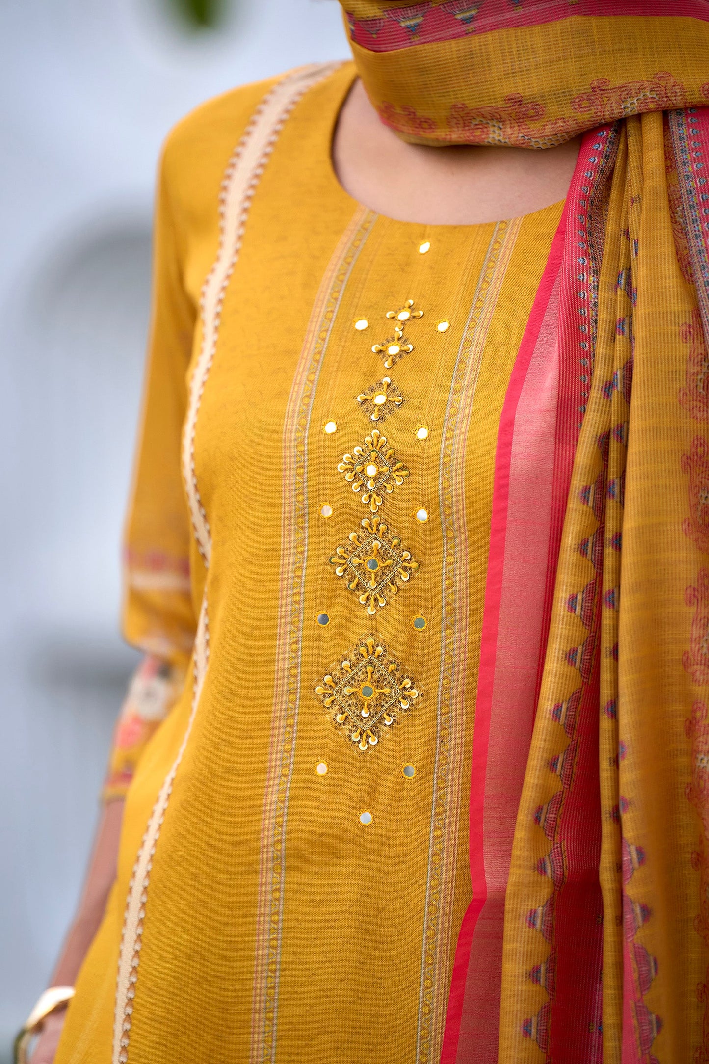 Elevate your ethnic wardrobe with this beautifully designed kurta set