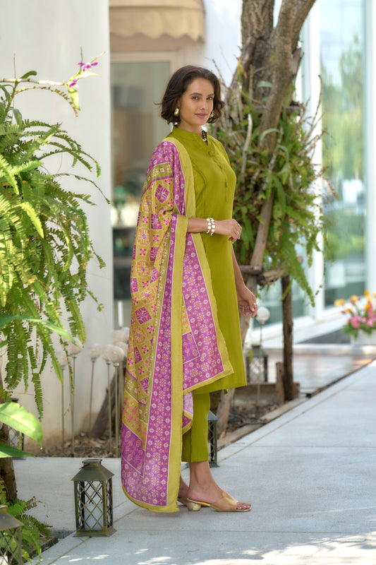 Elevate your ethnic wardrobe with this beautifully designed kurta set