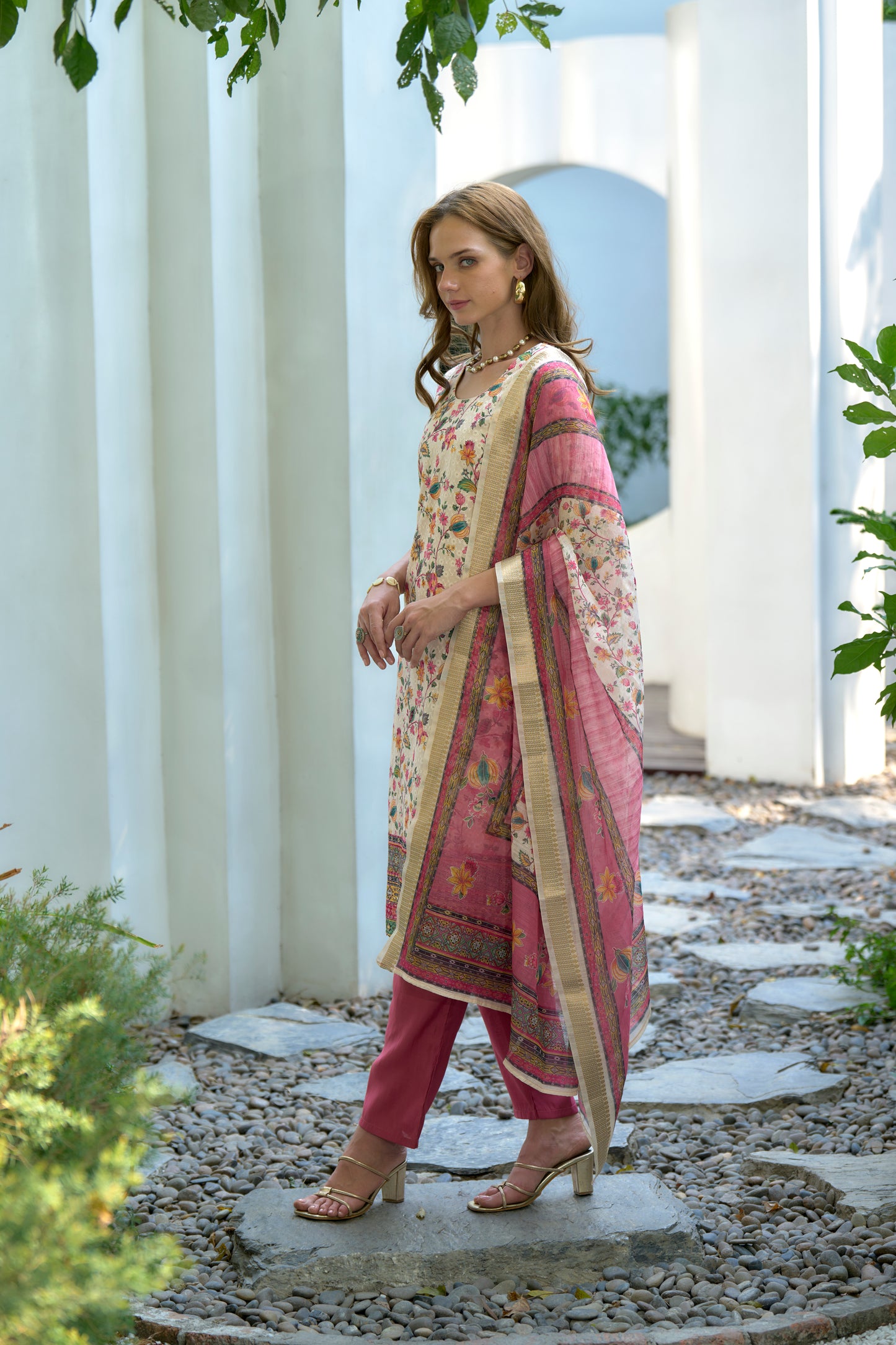 Elevate your ethnic wardrobe with this beautifully designed kurta set