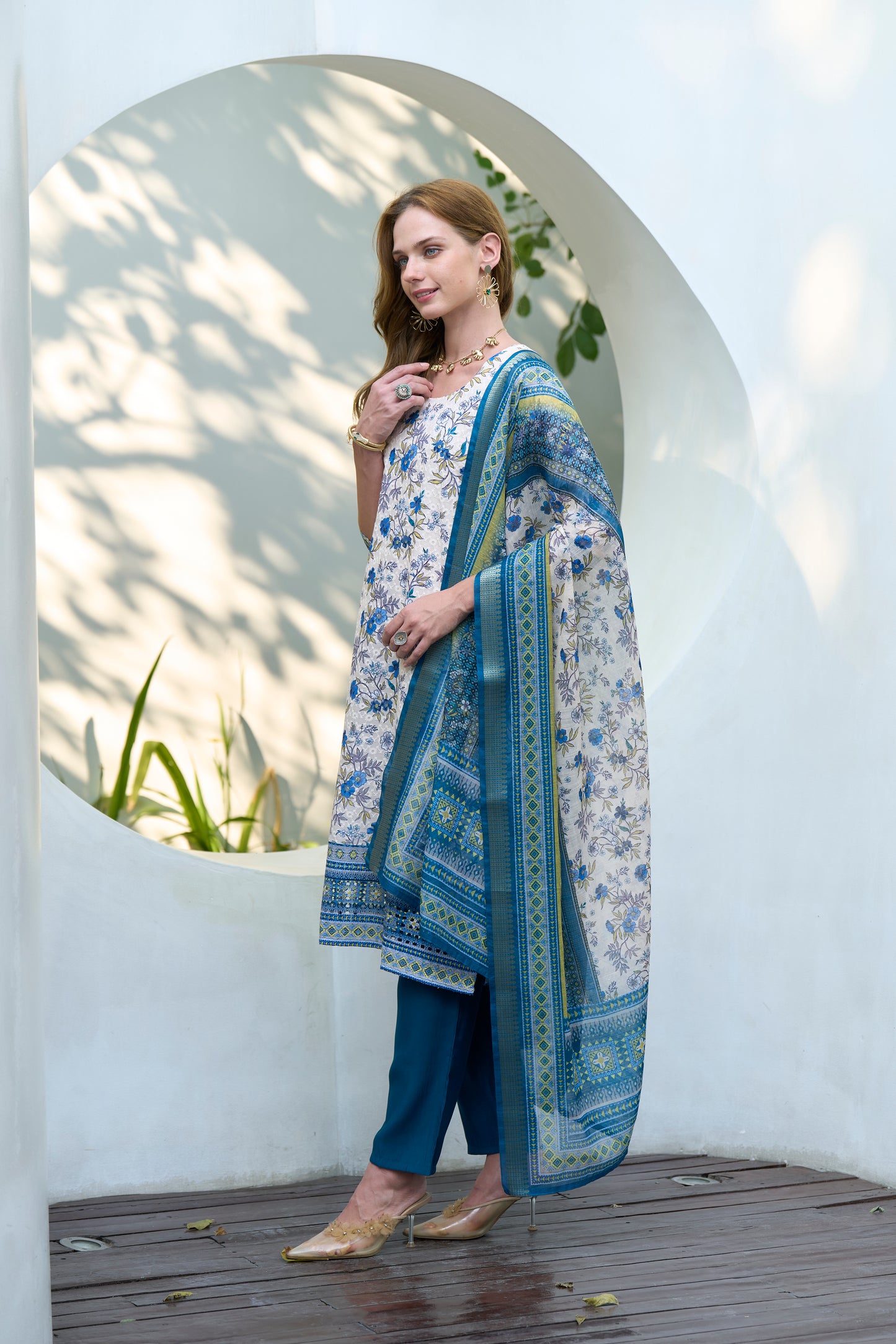 beautifully designed kurta set that seamlessly combines tradition with modern elegance.