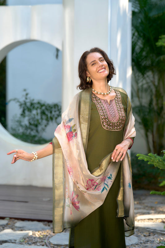 Elevate your ethnic wardrobe with this beautifully designed kurta set