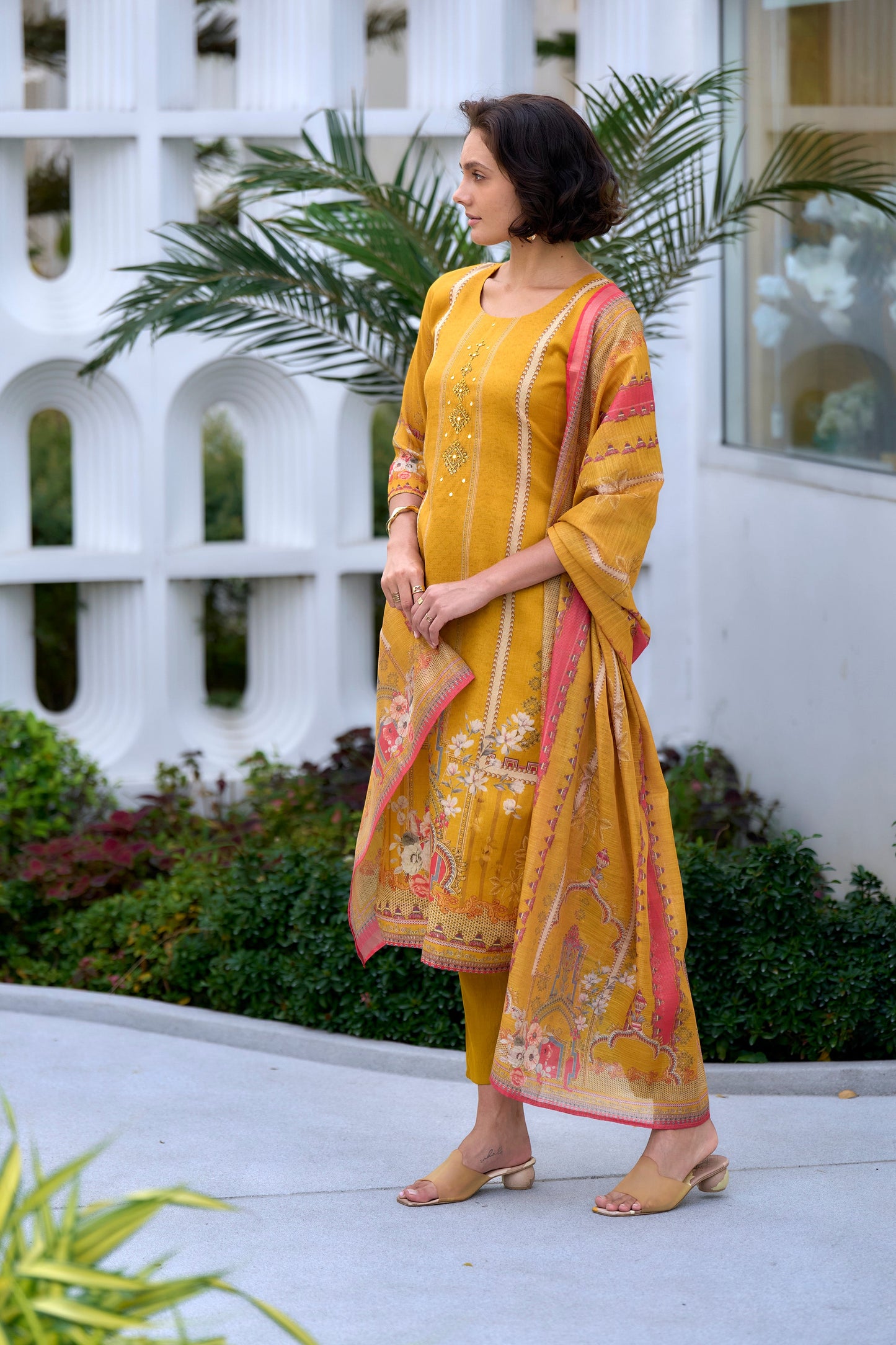 Elevate your ethnic wardrobe with this beautifully designed kurta set