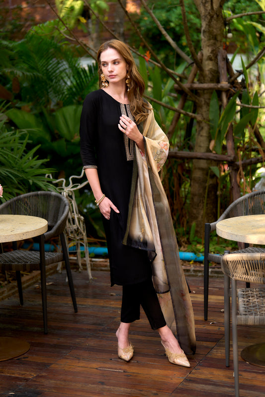 Elevate your ethnic wardrobe with this beautifully designed kurta set
