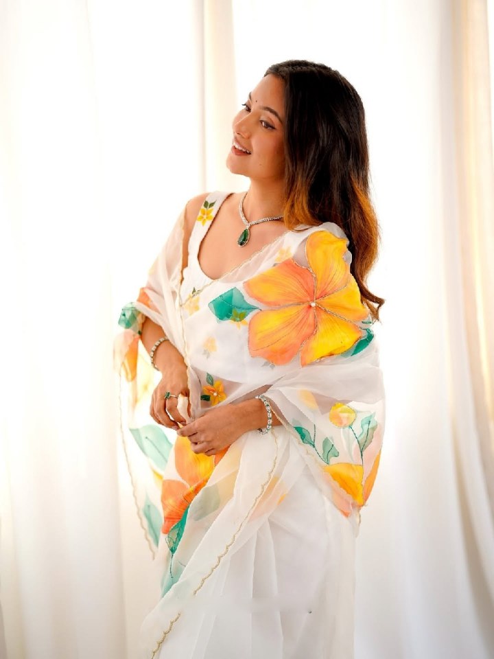 Arti Chauhan Wear White Color Embroidered Saree With Blouse