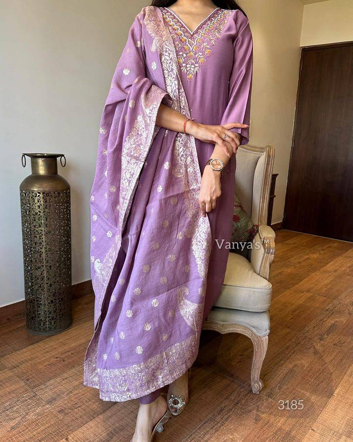 Beautifully designed that seamlessly combines tradition kurta set