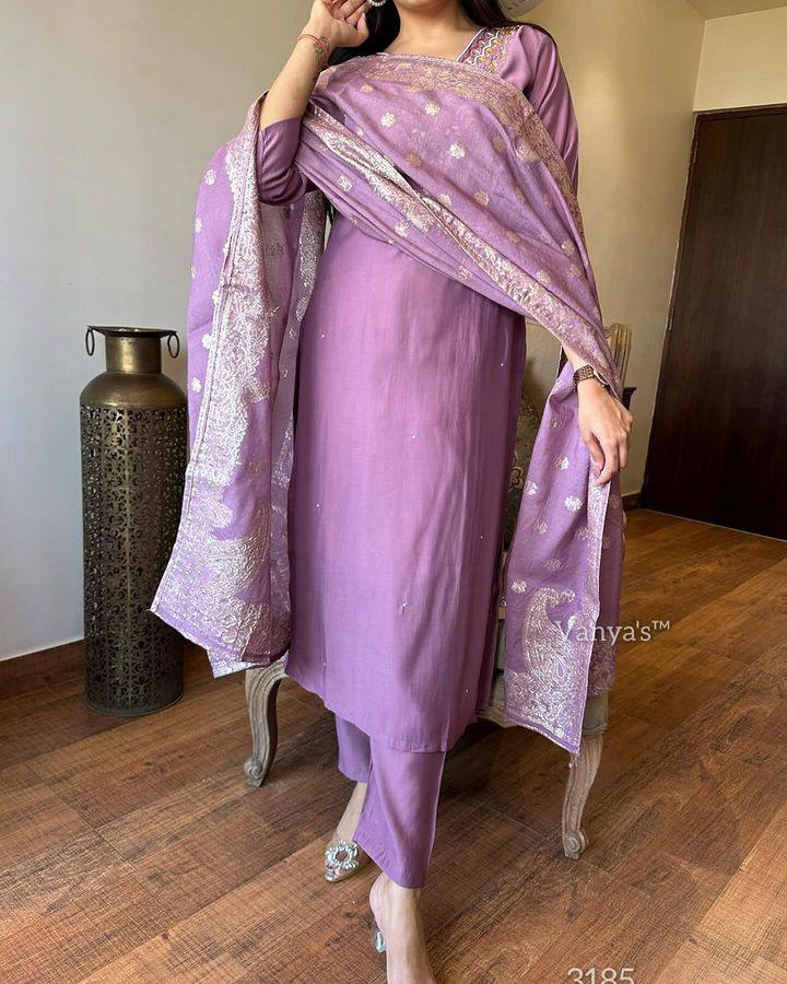 Beautifully designed that seamlessly combines tradition kurta set