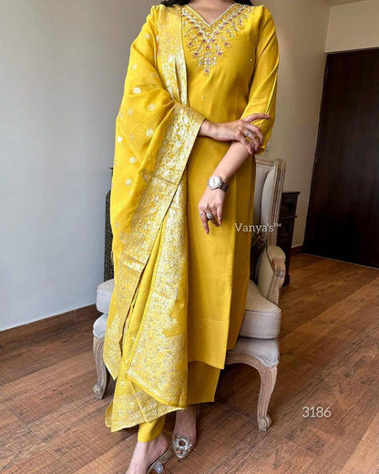 Beautifully designed that seamlessly combines tradition kurta set