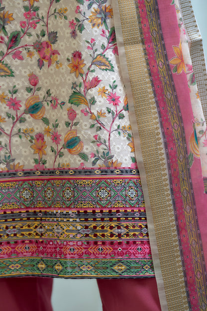 Elevate your ethnic wardrobe with this beautifully designed kurta set