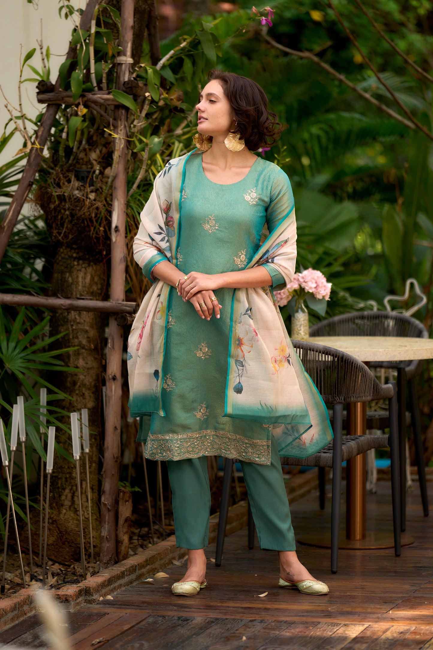 Elevate your ethnic wardrobe with this beautifully designed kurta set