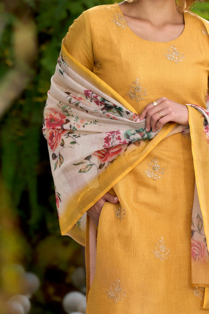 beautifully designed kurta set that seamlessly combines tradition with modern elegance.