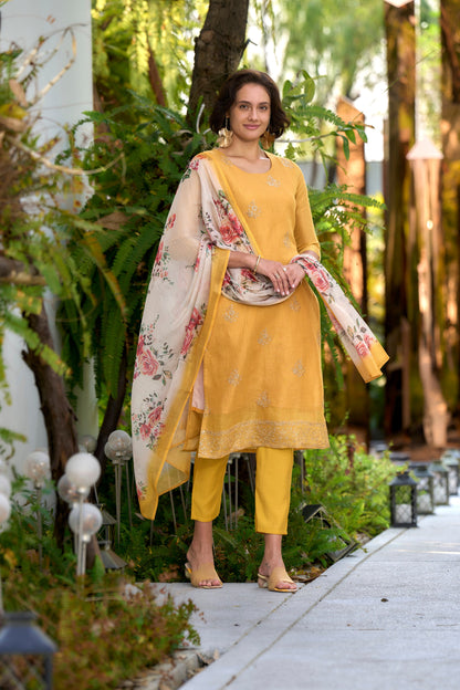 beautifully designed kurta set that seamlessly combines tradition with modern elegance.