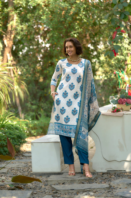 Elevate your ethnic wardrobe with this beautifully designed kurta set
