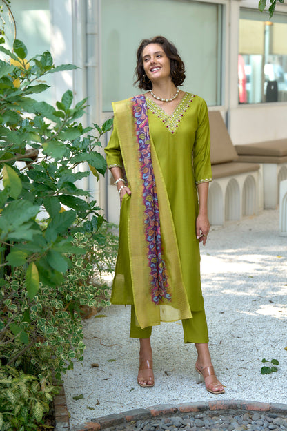 Elevate your ethnic wardrobe with this beautifully designed kurta set