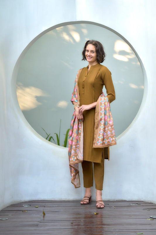 Elevate your ethnic wardrobe with this beautifully designed kurta set