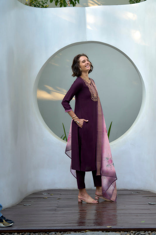 Elevate your ethnic wardrobe with this beautifully designed kurta set