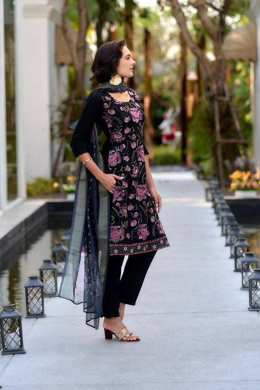 Beautifully designed kurta set that seamlessly combines tradition with modern elegance.