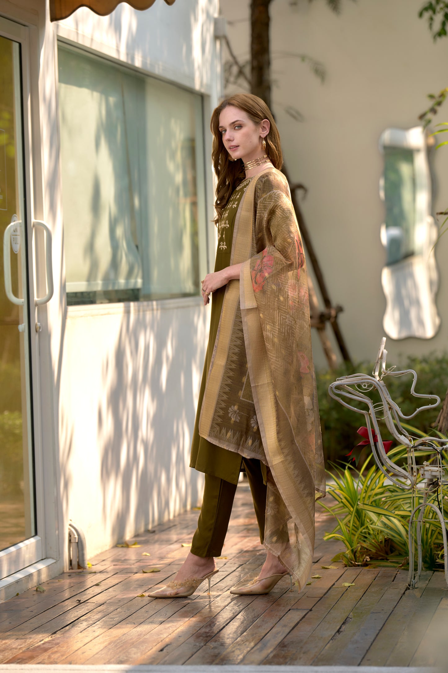 Elevate your ethnic wardrobe with this beautifully designed kurta set