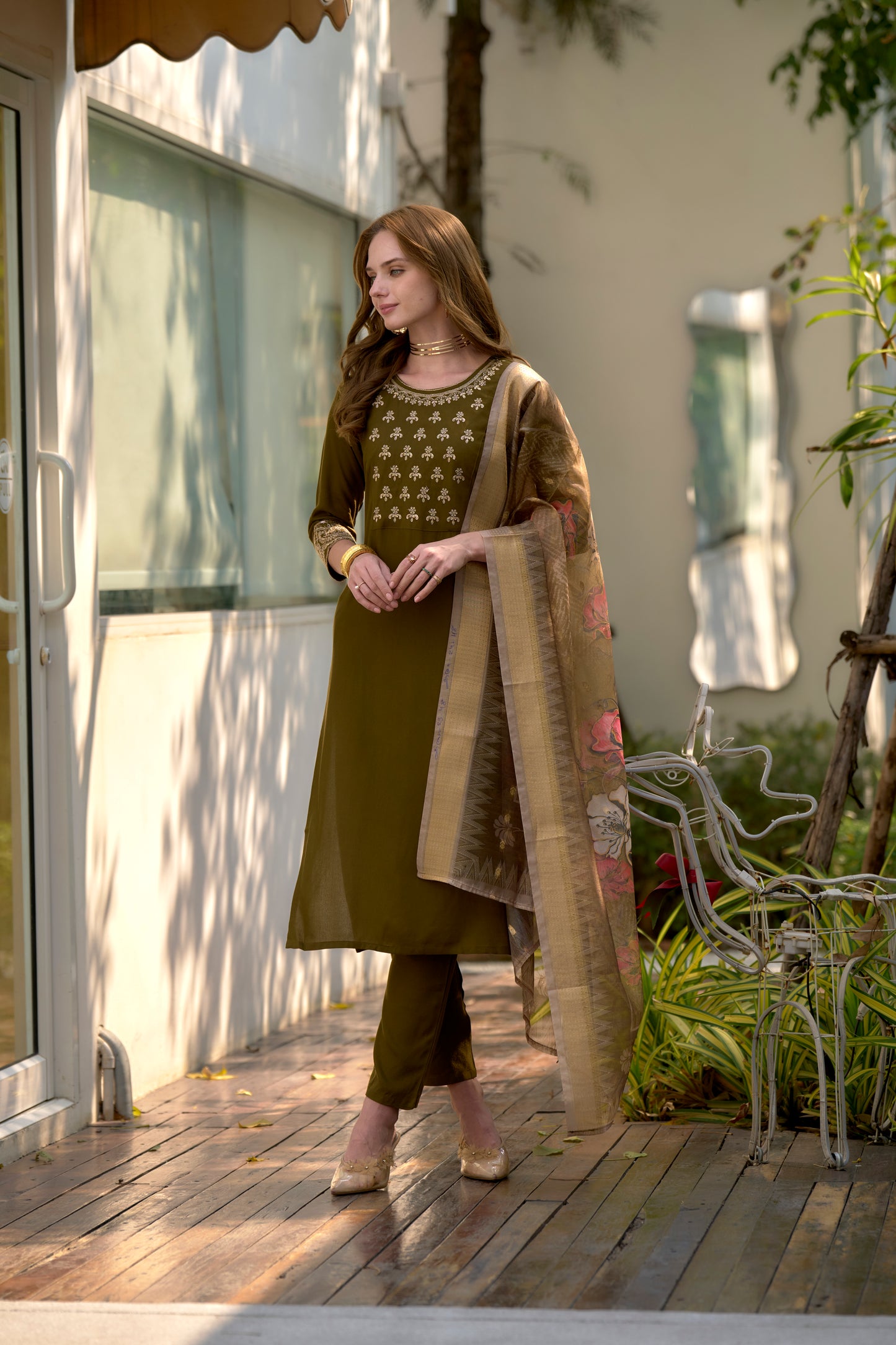 Elevate your ethnic wardrobe with this beautifully designed kurta set