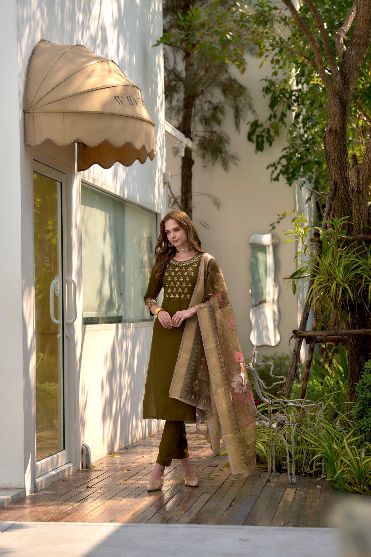 Elevate your ethnic wardrobe with this beautifully designed kurta set