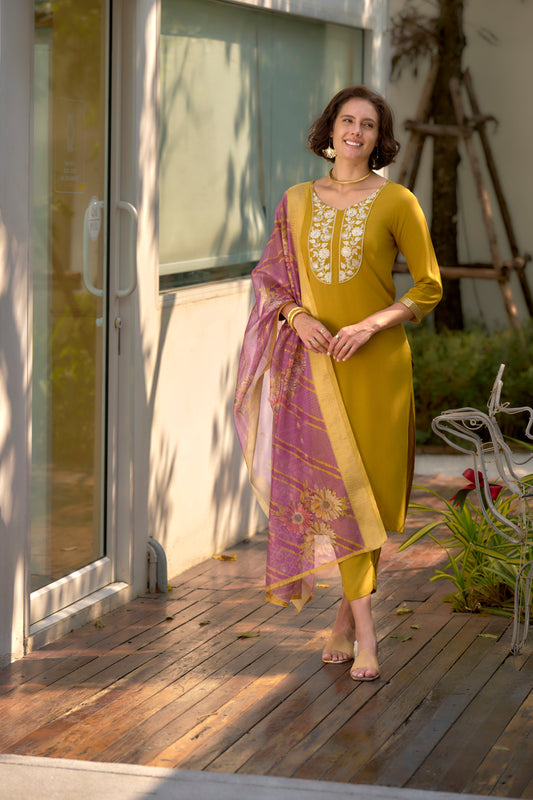 Elevate your ethnic wardrobe with this beautifully designed kurta set