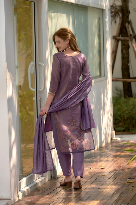 Elevate your ethnic wardrobe with this beautifully designed kurta set