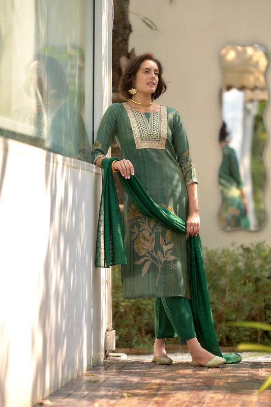 Elevate your ethnic wardrobe with this beautifully designed kurta set