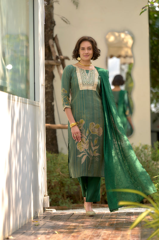 Elevate your ethnic wardrobe with this beautifully designed kurta set