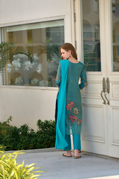 Elevate your ethnic wardrobe with this beautifully designed kurta set