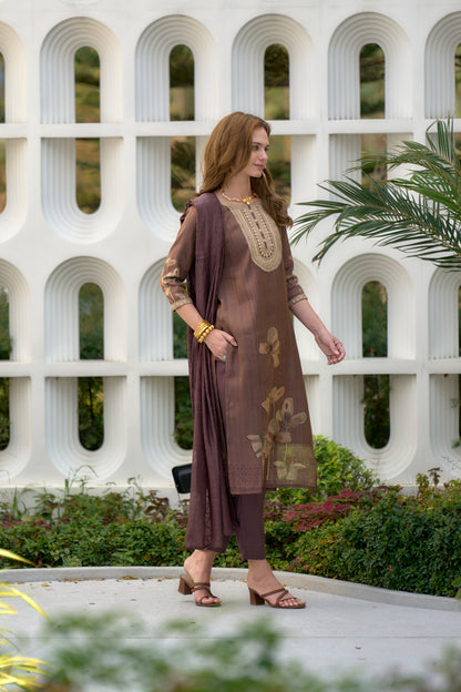 Beautifully designed kurta set that seamlessly combines tradition