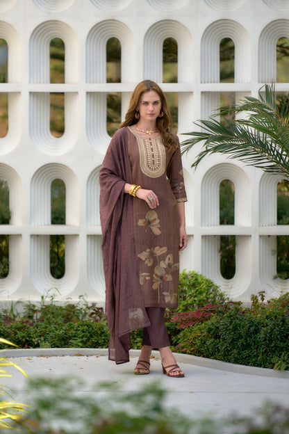 Beautifully designed kurta set that seamlessly combines tradition