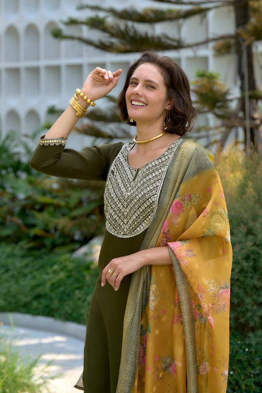 beautifully designed kurta set that seamlessly combines tradition with modern elegance.