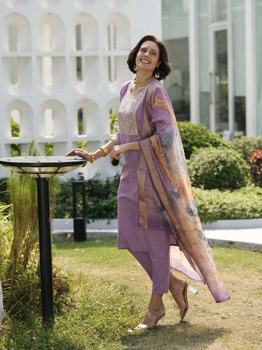 Elevate your ethnic wardrobe with this beautifully designed kurta set