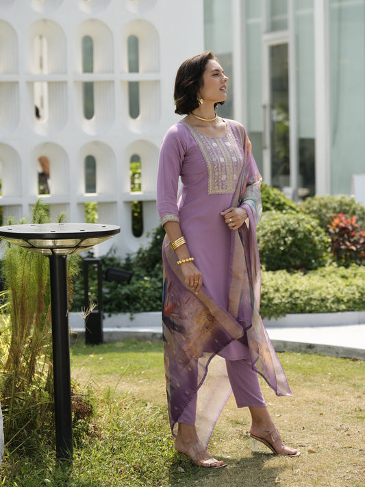 Elevate your ethnic wardrobe with this beautifully designed kurta set
