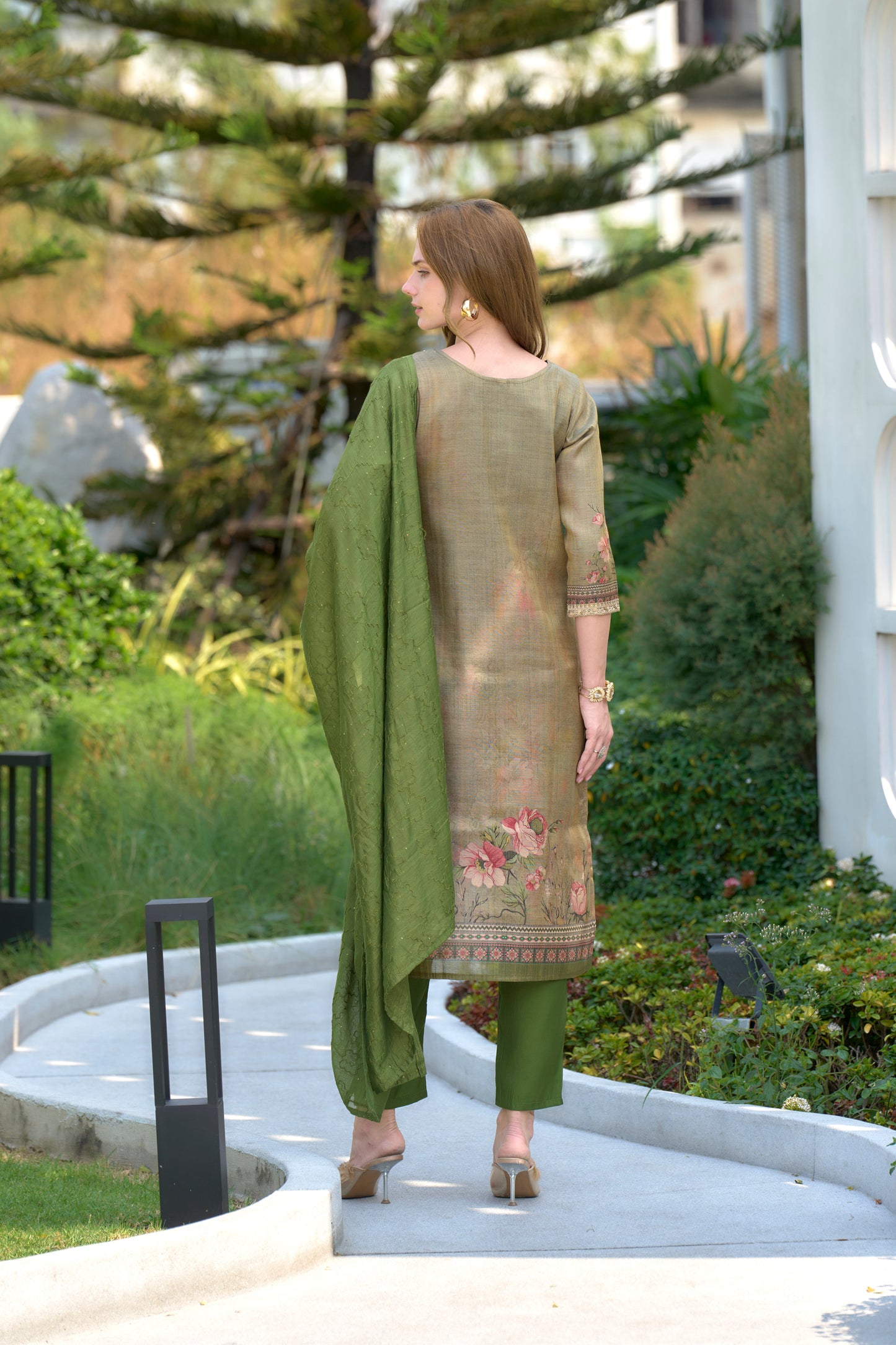 Elevate your ethnic wardrobe with this beautifully designed kurta set