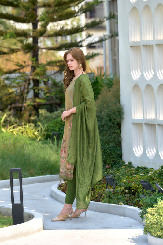 Elevate your ethnic wardrobe with this beautifully designed kurta set