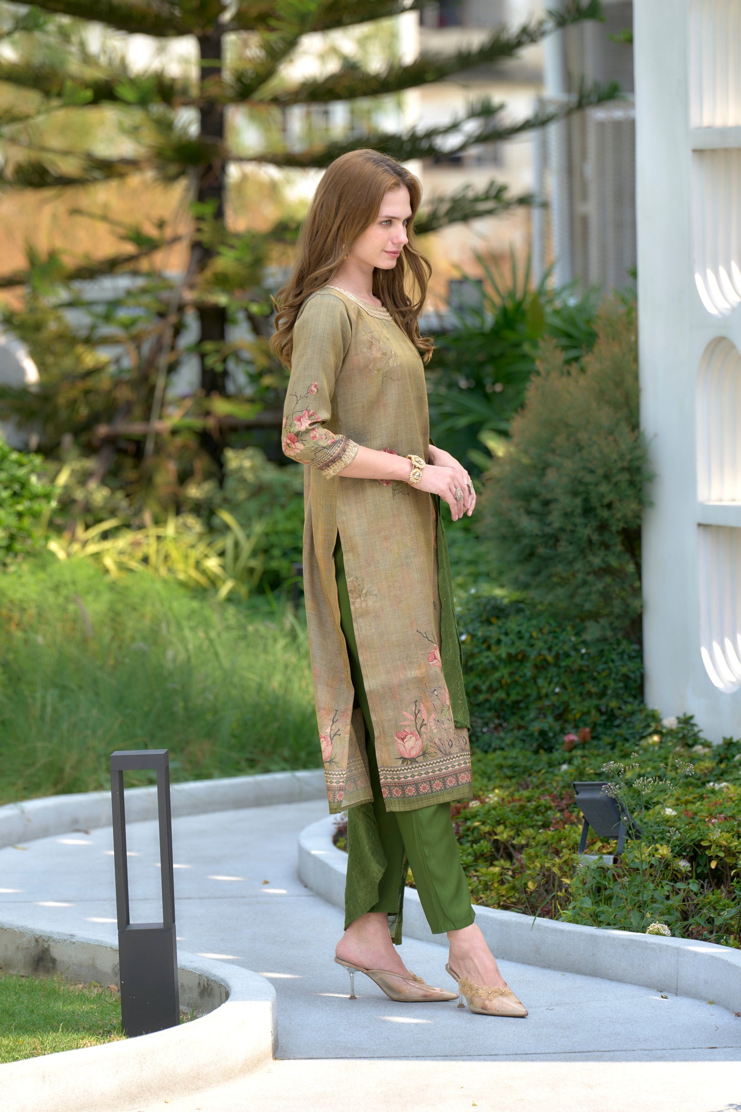 Elevate your ethnic wardrobe with this beautifully designed kurta set