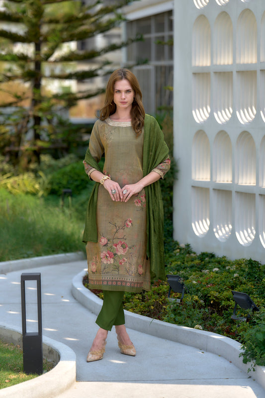Elevate your ethnic wardrobe with this beautifully designed kurta set