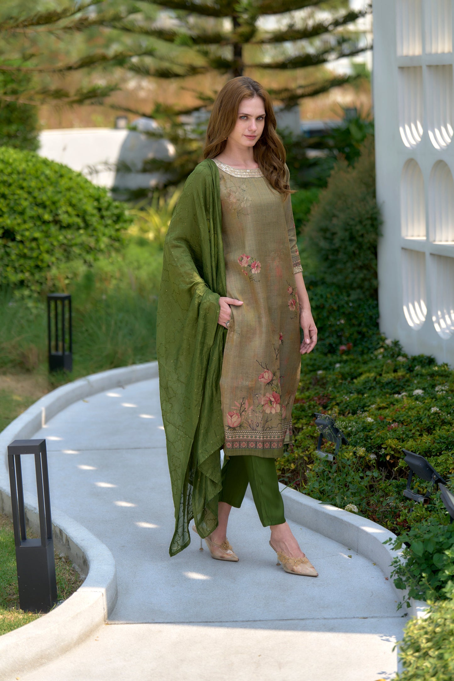 Elevate your ethnic wardrobe with this beautifully designed kurta set
