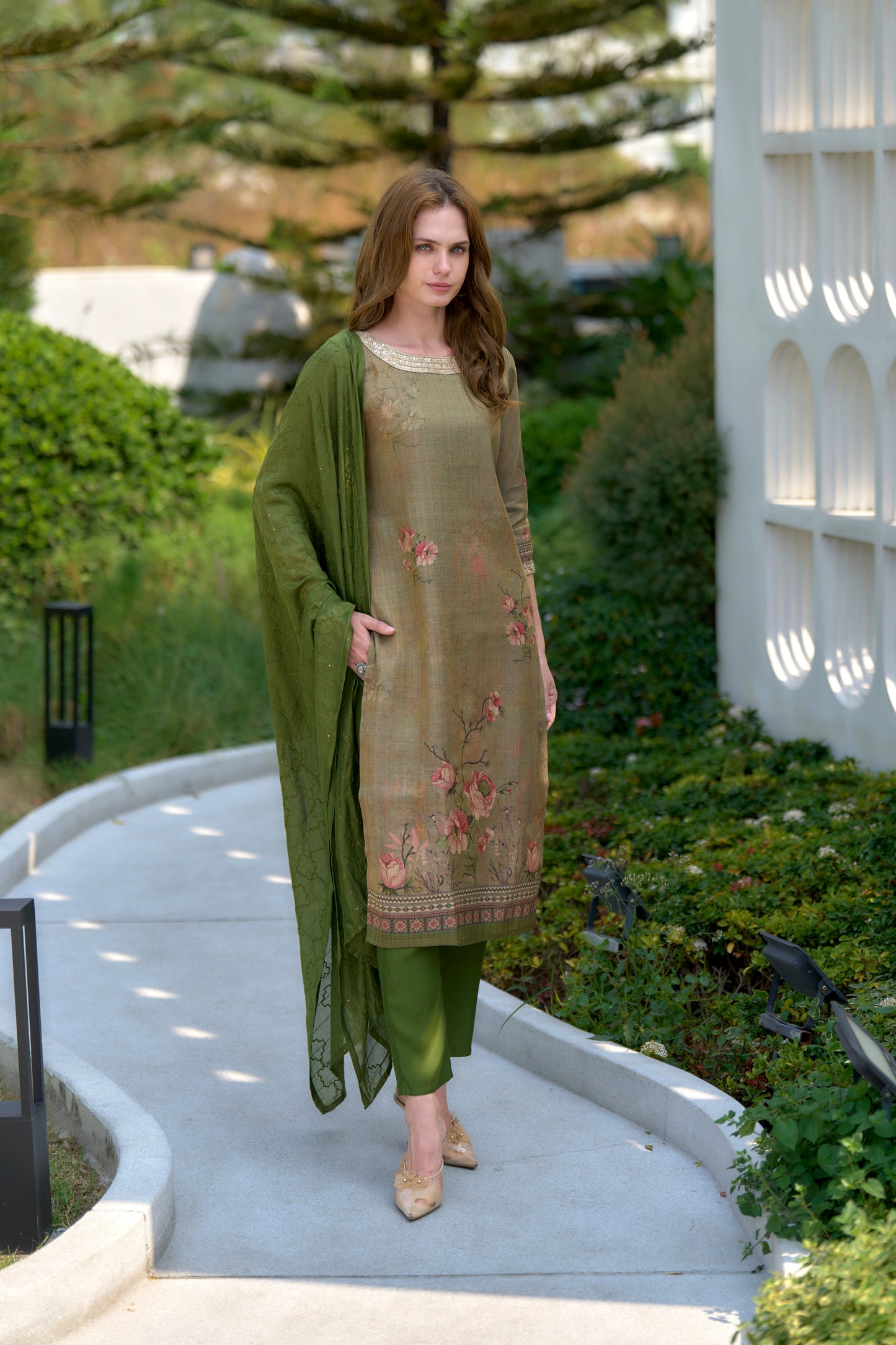 Elevate your ethnic wardrobe with this beautifully designed kurta set