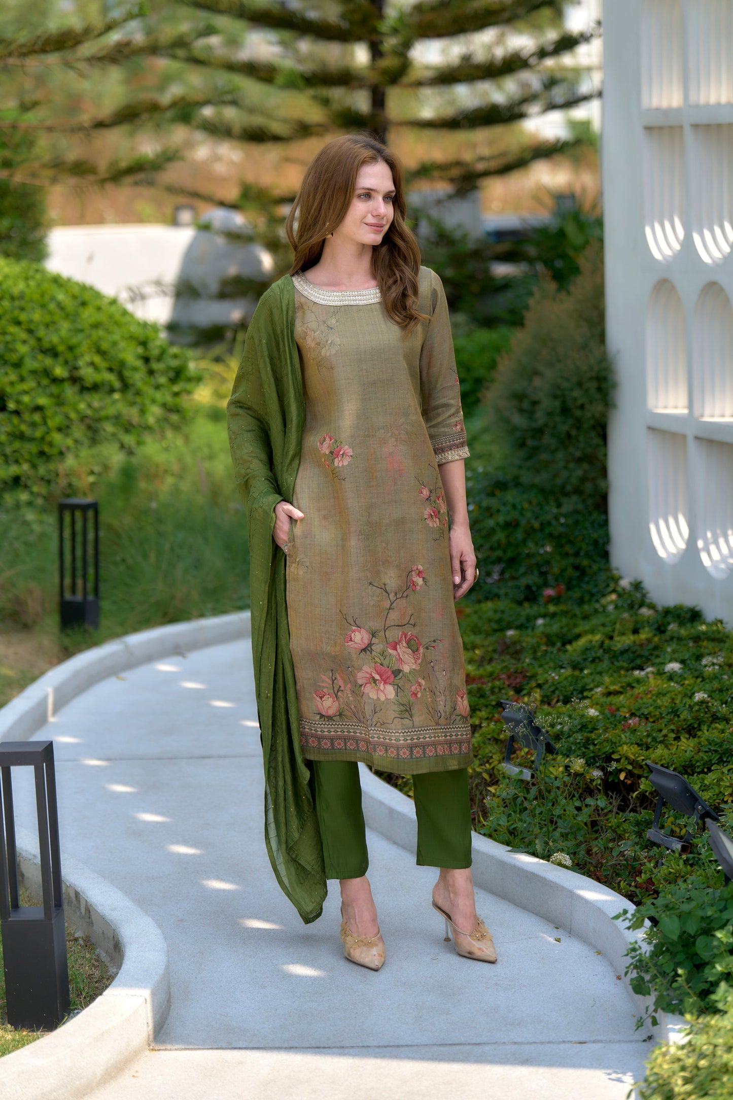 Elevate your ethnic wardrobe with this beautifully designed kurta set