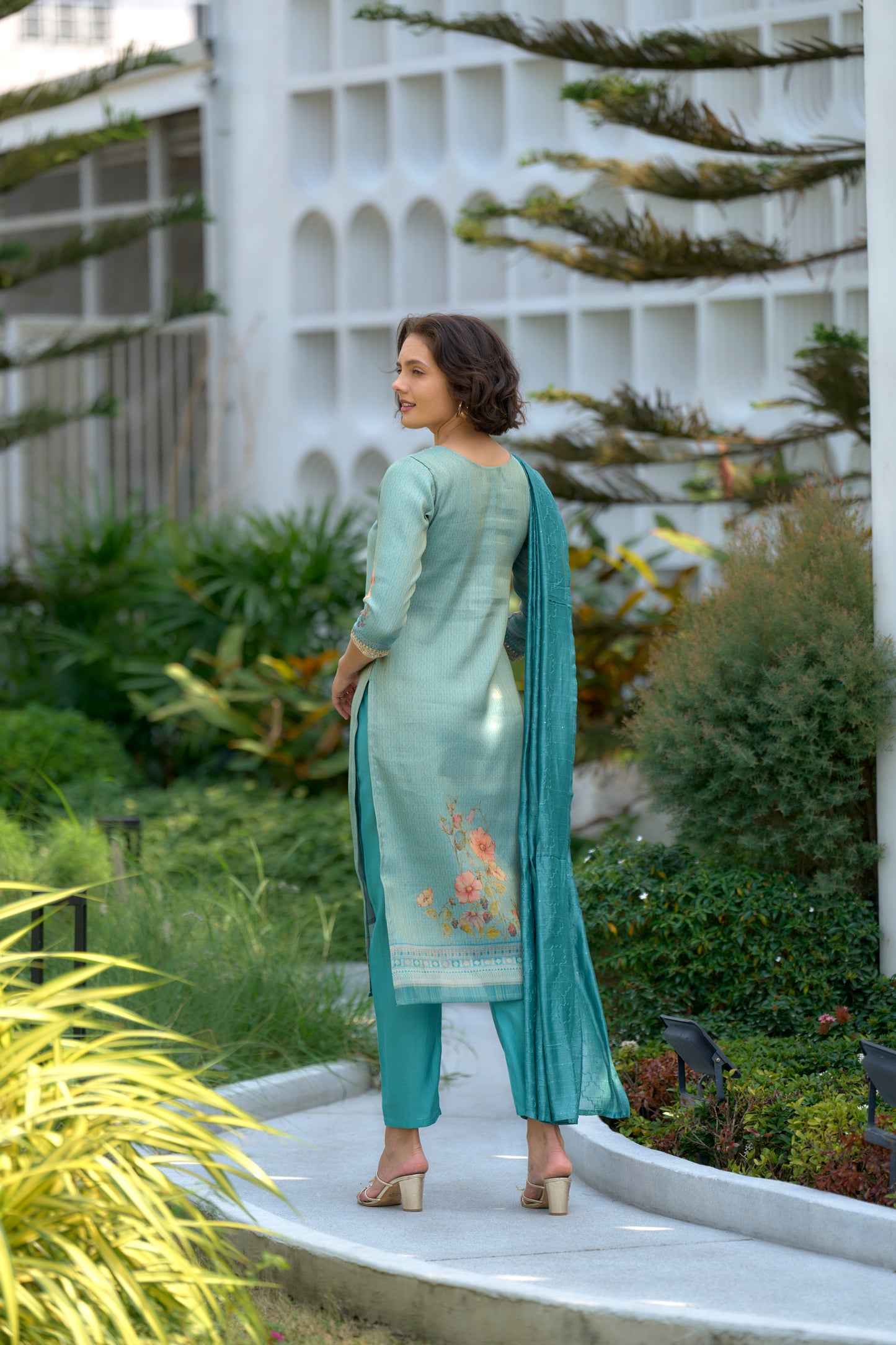 Beautifully designed kurta set that seamlessly combines tradition with modern elegance.