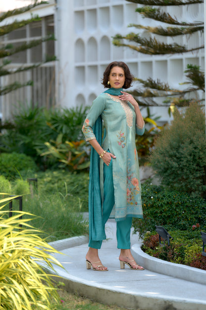 Beautifully designed kurta set that seamlessly combines tradition with modern elegance.