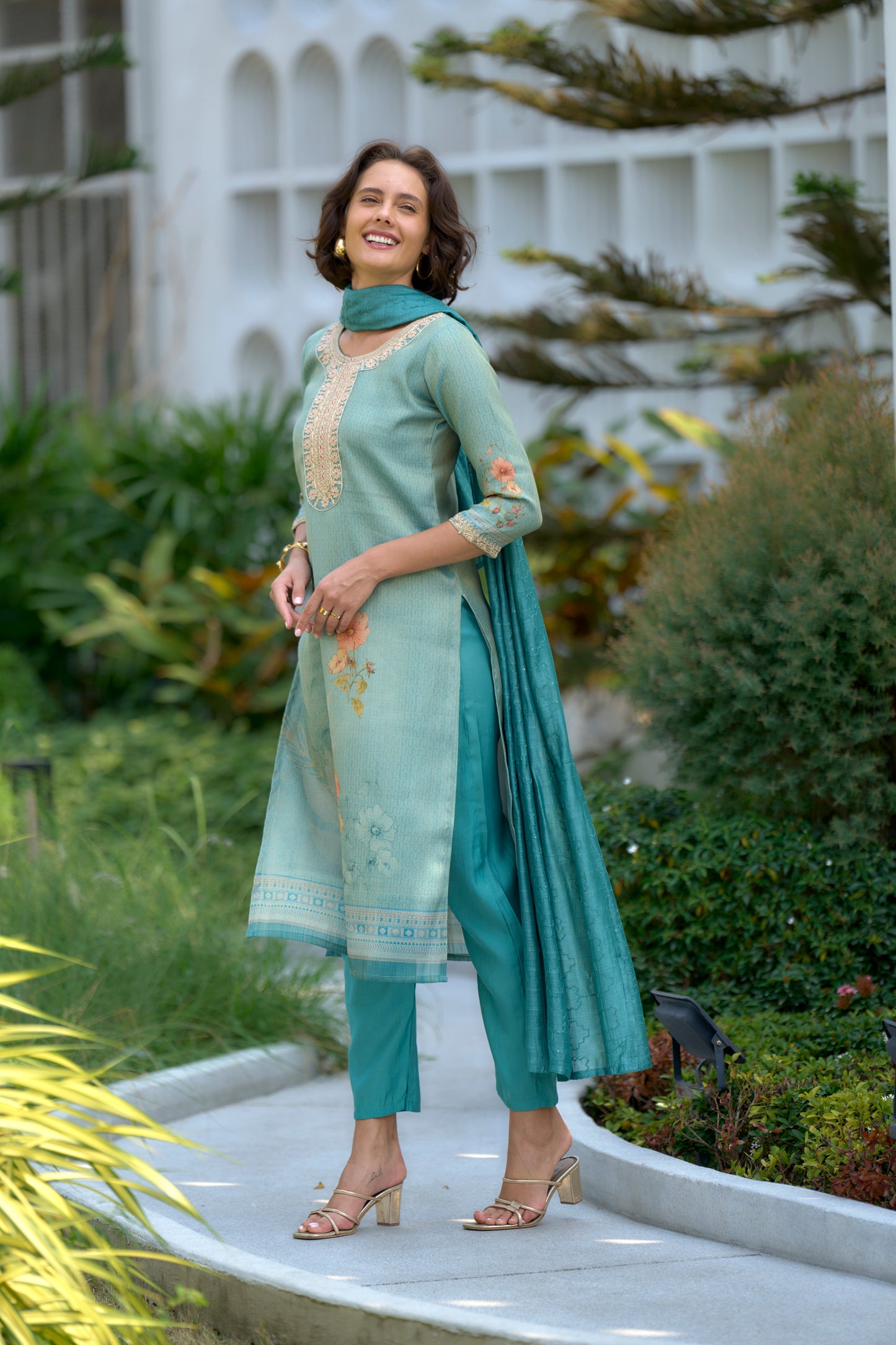 Beautifully designed kurta set that seamlessly combines tradition with modern elegance.
