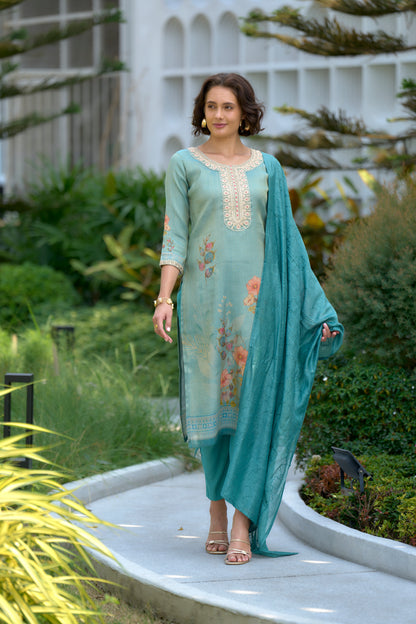 Beautifully designed kurta set that seamlessly combines tradition with modern elegance.
