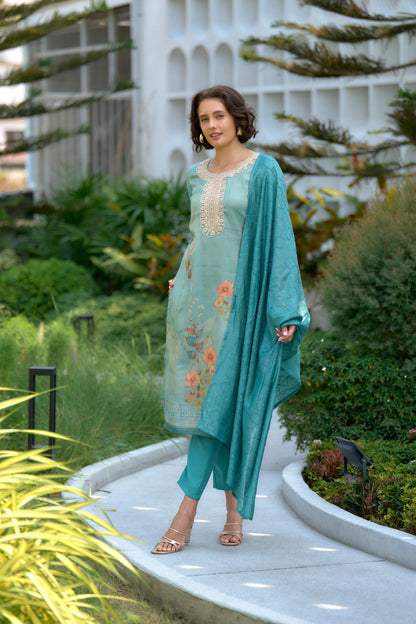 Beautifully designed kurta set that seamlessly combines tradition with modern elegance.
