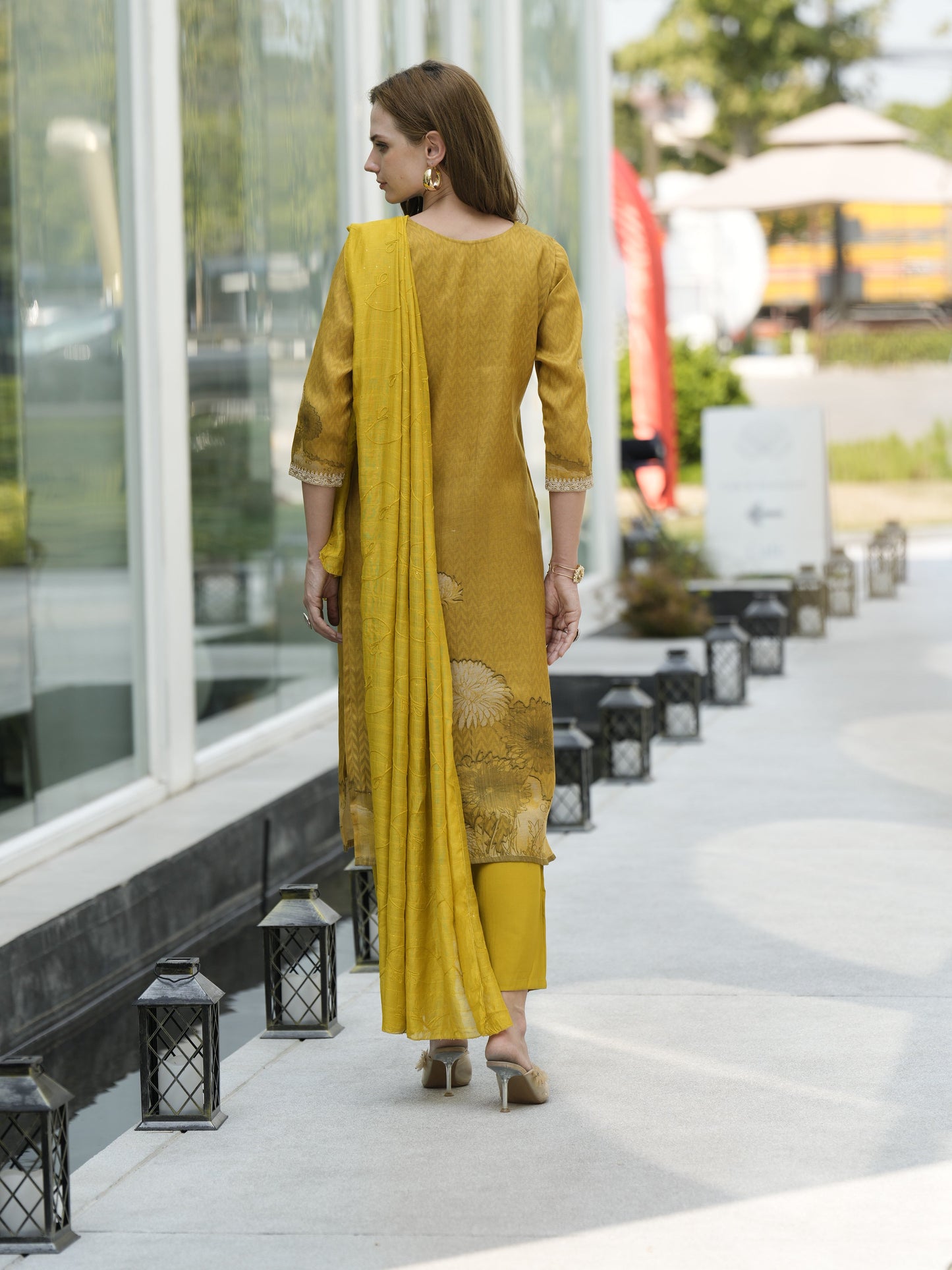 beautifully designed kurta set that seamlessly combines tradition with modern elegance.