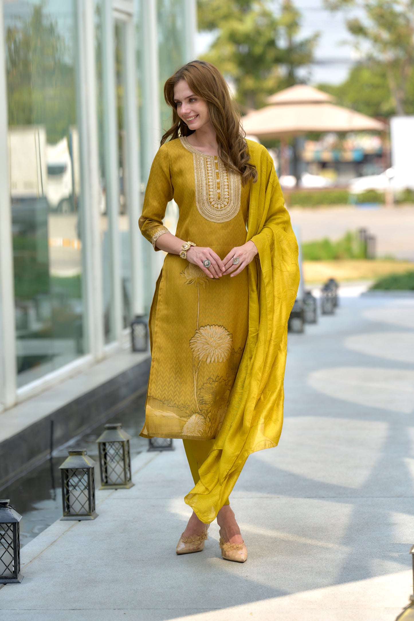 beautifully designed kurta set that seamlessly combines tradition with modern elegance.