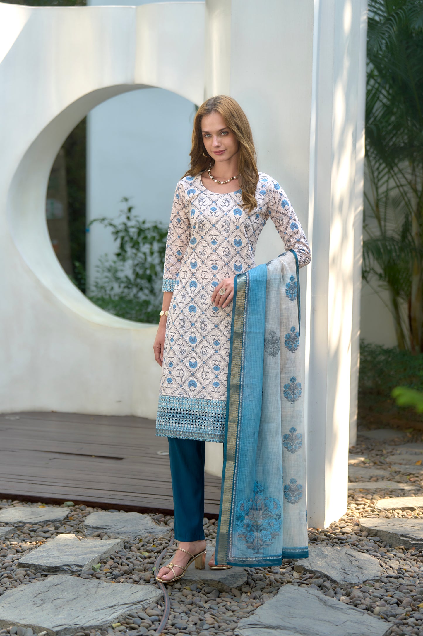 beautifully designed kurta set that seamlessly combines tradition with modern elegance.